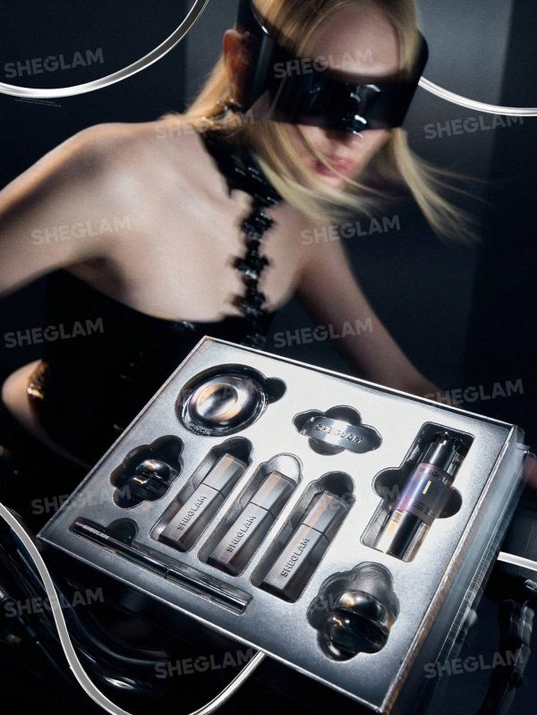 پک آرایشی لوسترا شیگلم در سبک فشن و Y2K مناسب آرایش براق و خاص