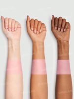 نمای swatch رژگونه پودری هری پاتر شیگلم با رنگ Rosy Pink روی پوست روشن، متوسط و تیره