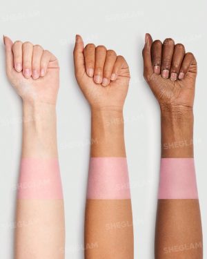 نمای swatch رژگونه پودری هری پاتر شیگلم با رنگ Rosy Pink روی پوست روشن، متوسط و تیره