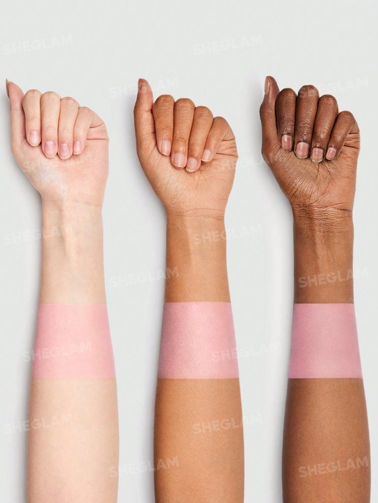 نمای swatch رژگونه پودری هری پاتر شیگلم با رنگ Rosy Pink روی پوست روشن، متوسط و تیره