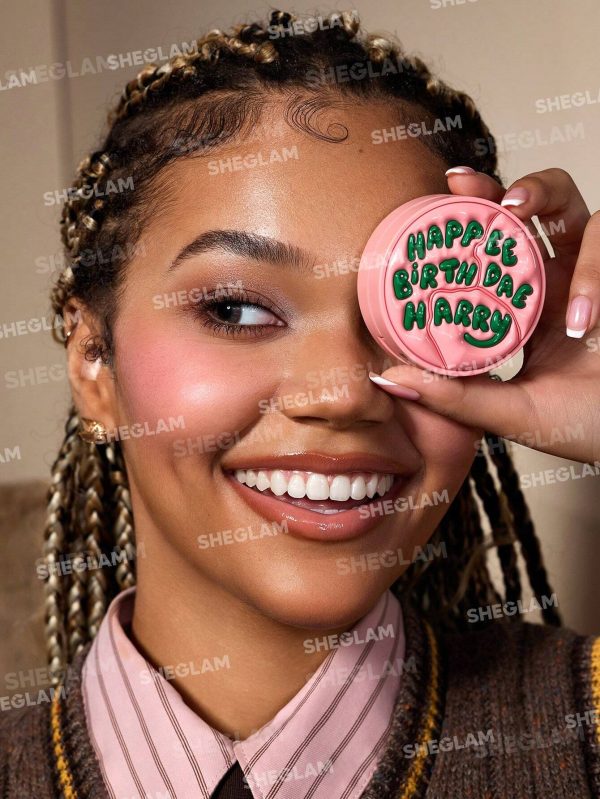 نمای استفاده رژگونه پودری هری پاتر شیگلم با رنگ Rosy Pink و جلوه طبیعی روی گونه