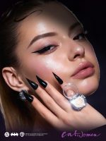 مدل با هایلایتر انگشتری Jewel Thief شیگلم روی دست و صورت