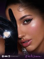درخشش هایلایتر کت وومن شیگلم روی گونه مدل